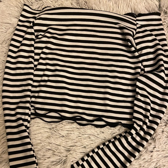 Black and White striped off the shoulders crop top - Picture 2 of 3